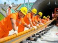 广湛高铁建设迎重大节点突破，全线铺轨圆满完成