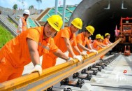 广湛高铁建设迎重大节点突破，全线铺轨圆满完成