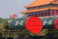 打击范围覆盖全球的东风5C核导弹有多大？网友：三辆军车才能拉得下
