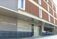 美国男子在日本当街殴打一名中国游学团的初中生，拒不认罪