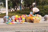 14岁女孩摆摊卖玩具25天赚2000元，家长回应：本意是锻炼孩子