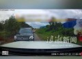 逼迫让路的奔驰“亮证姐”是否公职人员？警方不应“视情况公布”