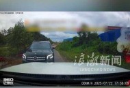 逼迫让路的奔驰“亮证姐”是否公职人员？警方不应“视情况公布”