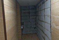 住户半夜砌墙把楼道大堂圈进自己家，遇到邻居违建怎么办？