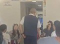 女乘客带孩子欲在餐车吃泡面被拒？铁路客服回应：非供餐时段不开放