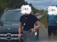 当事男子还原“奔驰女司机亮证逼迫让路”过程：希望女子公开道歉