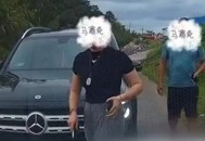 当事男子还原“奔驰女司机亮证逼迫让路”过程：希望女子公开道歉