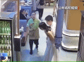 “妈妈，我能救她！”女子被呛致无法呼吸，11岁女孩“教科书式”急救
