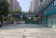 21岁女子疑被外墙脱落物砸死，家属：傍晚外出散步发生意外