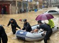 台风暴雨中，特警开着冲锋舟来了！