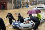 台风暴雨中，特警开着冲锋舟来了！