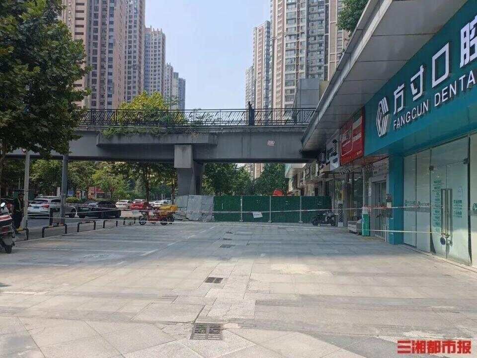 21岁女子疑被外墙脱落物砸死，家属：傍晚外出散步发生意外-第1张图片