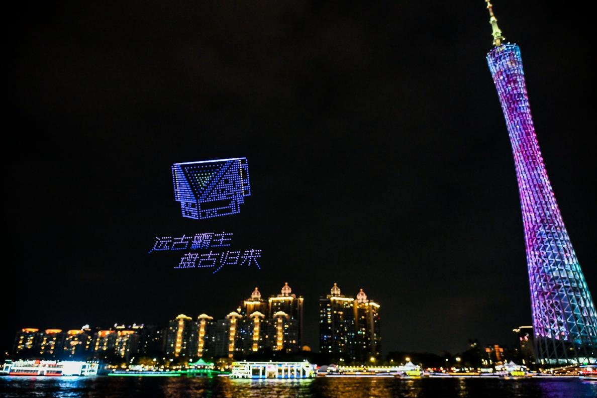 广州塔惊现&ldquo;宇宙飞船&rdquo;,《星际猎人》在2026星灯节整了个大活-第1张图片