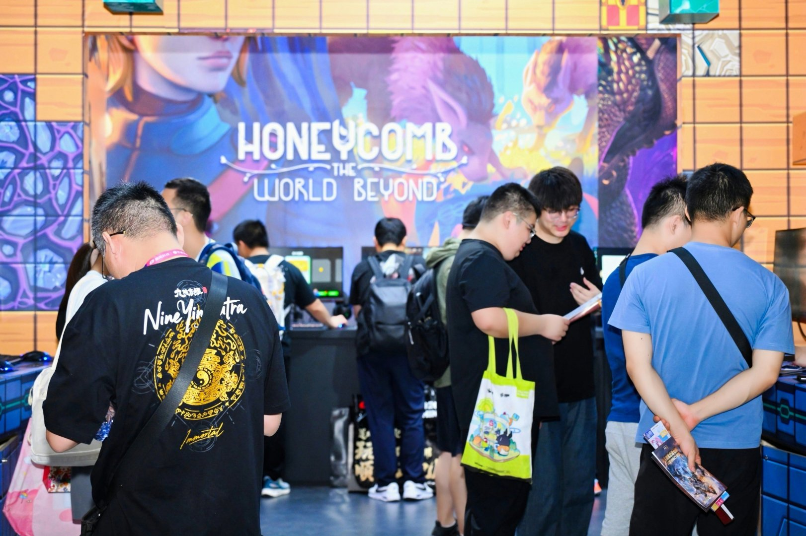 《蜂巢：异星物语》ChinaJoy试玩热度持续攀升,治愈生存魅力引发玩家围观-第2张图片